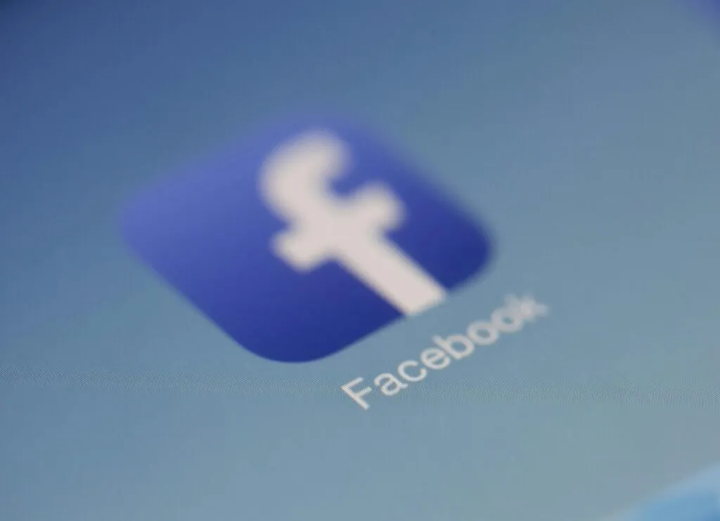 多客服同时管理一个 Facebook 页面,怎样才能不混乱、不漏回、转化更高?