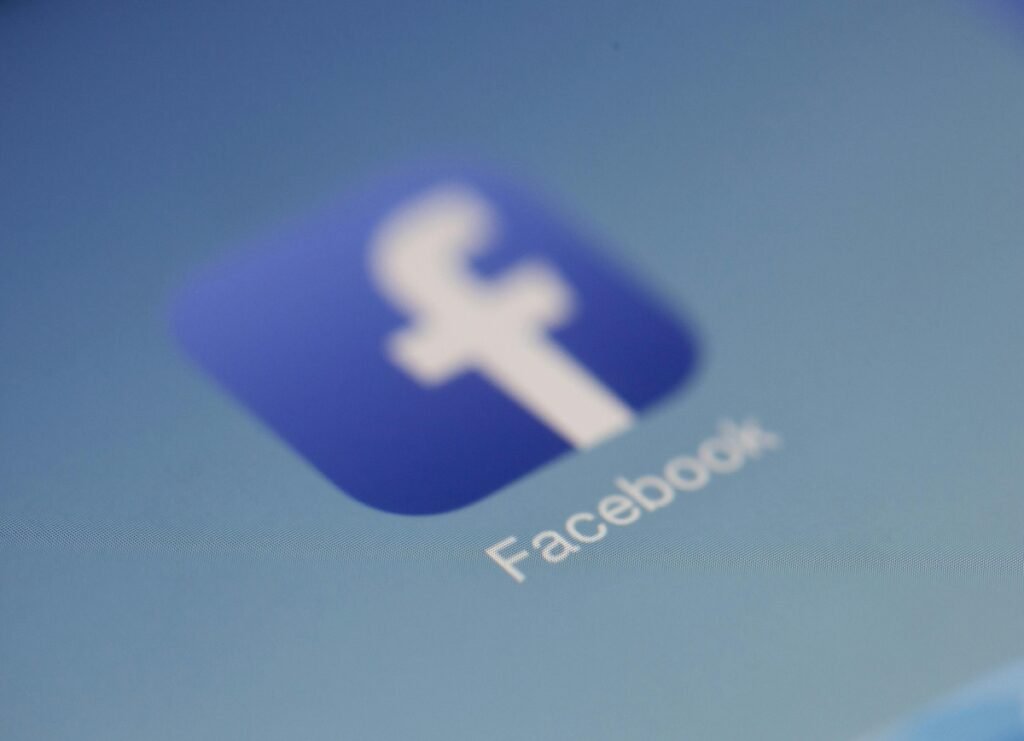 多客服同时管理一个 Facebook 页面,怎样才能不混乱、不漏回、转化更高?